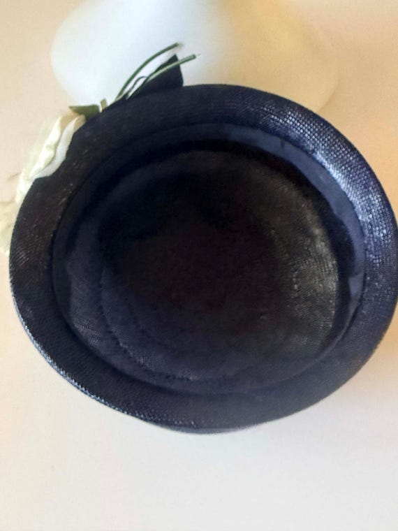 1950s Navy Blue Straw Pillbox Hat – Ivory Floral … - image 2