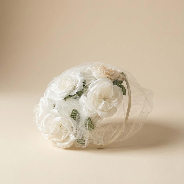 Tocado de novia vintage de seda color marfil con velo de red, años 20 y 50.