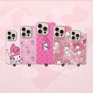 Puede incluir: Cinco fundas rosas para tel&eacute;fono con varios dise&ntilde;os de My Melody. Las fundas presentan diferentes patrones, incluyendo personajes de My Melody, corazones y elementos florales. Las fundas est&aacute;n dise&ntilde;adas para un smartphone.