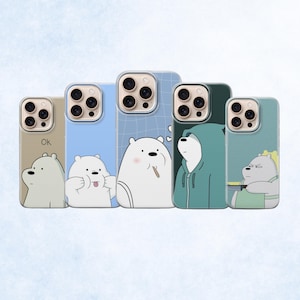 Puede incluir: Cinco fundas para teléfono con ilustraciones de osos de dibujos animados. Las fundas son en tonos beige, azul y verde azulado, cada una representando un personaje de oso diferente. Una funda tiene la palabra "OK" impresa.
