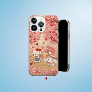 Puede incluir: Funda de tel&eacute;fono rosa con una ilustraci&oacute;n de dibujos animados de Hello Kitty, My Melody y Cinnamoroll. El dise&ntilde;o presenta flores, manzanos y mariquitas. El n&uacute;mero "4" est&aacute; impreso en la parte inferior.
