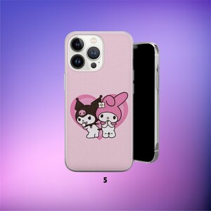 Może przedstawiać: R&oacute;żowe etui na telefon z kresk&oacute;wkową grafiką dw&oacute;ch postaci w r&oacute;żowym sercu. Etui ma matowe wykończenie i numer "5" na dole. Obok etui znajduje się czarny telefon.