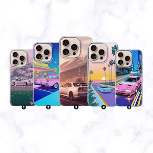 Op de afbeelding: Vijf telefoonhoesjes met kleurrijke illustraties van auto's in verschillende omgevingen. Elke hoes heeft een ander ontwerp, waaronder een roze auto bij een benzinestation en een witte auto op een bergweg.