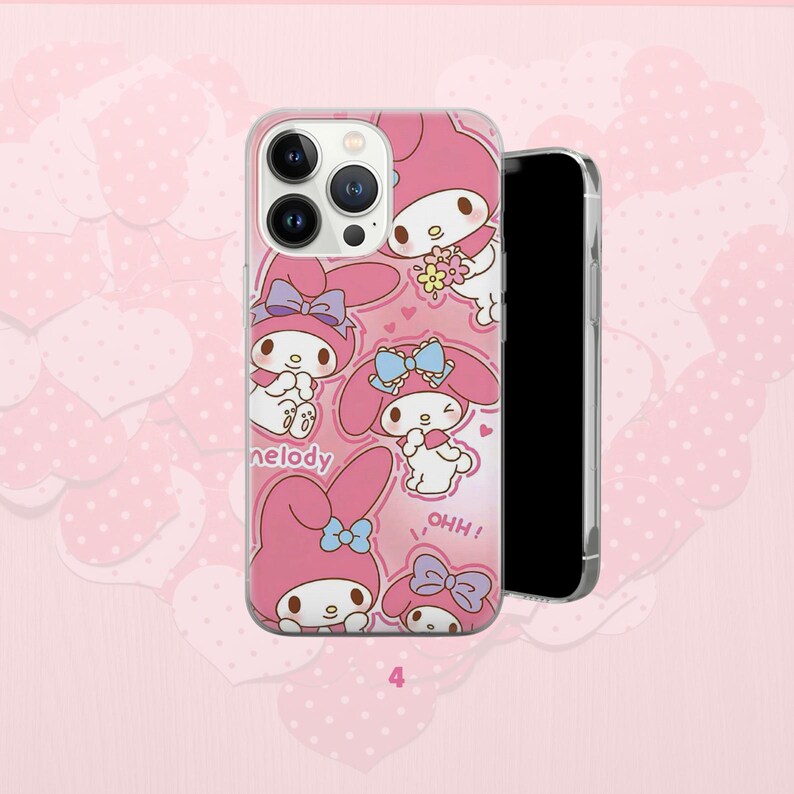 Puede incluir: Funda de tel&eacute;fono rosa con un patr&oacute;n repetido de un personaje de dibujos animados con capucha y lazo rosa. La funda est&aacute; sobre un smartphone negro. El fondo es rosa claro con formas de coraz&oacute;n.