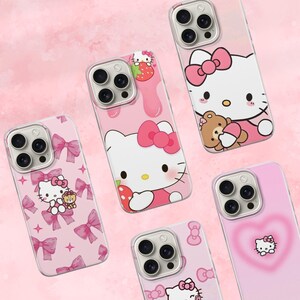 Puede incluir: Una colecci&oacute;n de fundas para tel&eacute;fono rosas y transparentes con dise&ntilde;os de Hello Kitty. Las fundas muestran varias ilustraciones, incluyendo Hello Kitty con lazos, fresas y un osito de peluche. Las fundas tienen un acabado brillante.