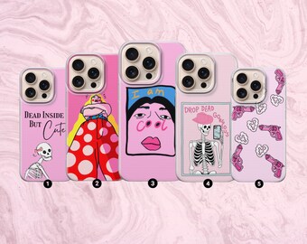 Pode incluir: Uma coleção de cinco capas de telefone rosa com designs exclusivos. As capas apresentam ilustrações de um esqueleto, uma mulher com um vestido de bolinhas, um rosto com o texto "I am cool", um esqueleto com um telefone e pistolas.