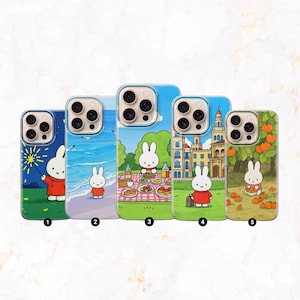 Op de afbeelding: Vijf telefoonhoesjes met kleurrijke illustraties van een wit konijn in verschillende scènes. De hoesjes tonen een konijn met vuurwerk, op het strand, bij een picknick, voor een kasteel en in een boomgaard.