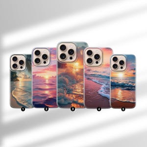 Könnte beinhalten: Fünf Handyhüllen mit Sonnenuntergangs-Strandszenen. Jede Hülle zeigt ein anderes Küsten-Sonnenuntergangsbild mit Farb- und Wellenmuster-Variationen. Die Hüllen sind für Smartphones konzipiert und haben Kameraausschnitte.