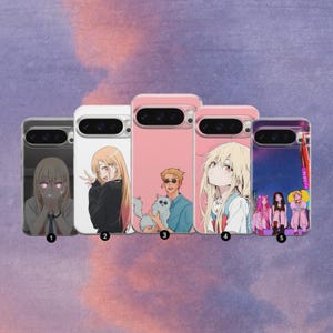 Könnte beinhalten: Fünf Handyhüllen mit Illustrationen im Anime-Stil. Die Hüllen zeigen verschiedene Charaktere in unterschiedlichen Posen und Umgebungen. Die Hüllen sind in den Farbtönen Rosa, Weiß und Transparent gehalten, mit einem lila und blauen Hintergrund.
