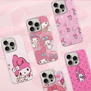 Puede incluir: Fundas de tel&eacute;fono rosas con dise&ntilde;os de My Melody. Las fundas presentan varias ilustraciones del personaje, incluyendo My Melody con lazos y flores. Se muestran sobre un fondo rosa.