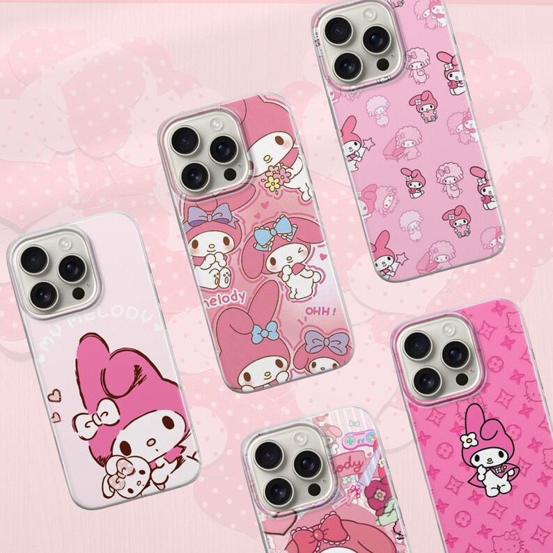 Puede incluir: Fundas de tel&eacute;fono rosas con dise&ntilde;os de My Melody. Las fundas presentan varias ilustraciones del personaje, incluyendo My Melody con lazos y flores. Se muestran sobre un fondo rosa.