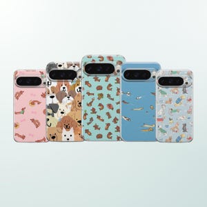 Op de afbeelding: Vijf telefoonhoesjes met kleurrijke designs met honden. De hoesjes hebben verschillende patronen, waaronder cartoonhonden, botten en pootafdrukken, in roze, blauwe en bruine tinten. De hoesjes zijn in een rij gerangschikt.