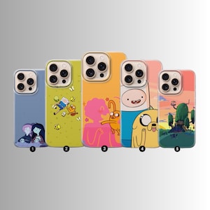 Puede incluir: Una colección de cinco fundas para teléfonos con diseños de dibujos animados coloridos. Las fundas muestran varios personajes y escenas, incluyendo una funda azul con dos figuras, una funda amarilla con personajes y una funda naranja con una silueta rosa.