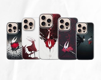 Può includere: Una collezione di cinque custodie per telefono con design unici. Le custodie presentano illustrazioni di un personaggio con mantello rosso e maschera bianca, su vari sfondi, tra cui bianco, nero e rosso. Le custodie sono progettate per uno smartphone.
