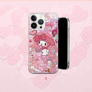 Puede incluir: Una funda de tel&eacute;fono rosa con un dise&ntilde;o de My Melody. La funda est&aacute; cubierta con un patr&oacute;n de personajes de My Melody, flores, corazones y la palabra "lody". La funda est&aacute; sobre un fondo rosa con formas de coraz&oacute;n.