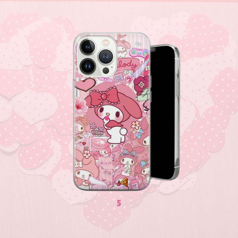 Puede incluir: Una funda de tel&eacute;fono rosa con un dise&ntilde;o de My Melody. La funda est&aacute; cubierta con un patr&oacute;n de personajes de My Melody, flores, corazones y la palabra "lody". La funda est&aacute; sobre un fondo rosa con formas de coraz&oacute;n.