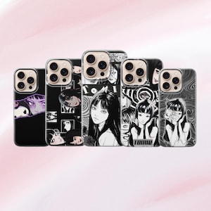 Può includere: Una collezione di custodie per telefoni con illustrazioni in bianco e nero in stile manga di una donna con lunghi capelli neri. Le custodie hanno una finitura lucida e sono progettate per vari modelli di telefoni.