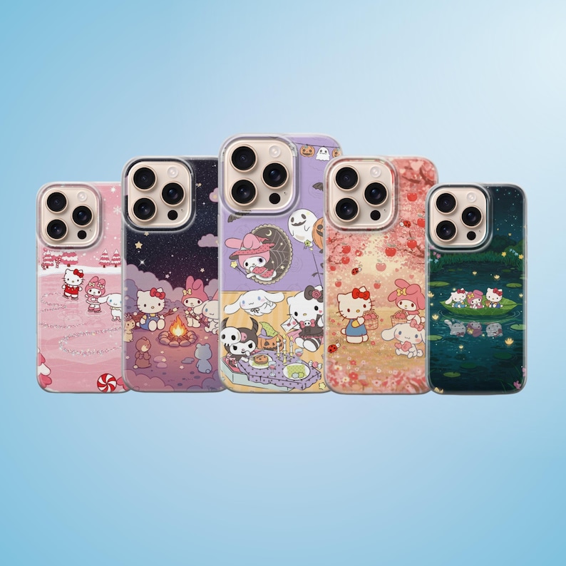 Puede incluir: Cinco fundas para tel&eacute;fono con dise&ntilde;os de dibujos animados coloridos. Las fundas presentan varios personajes y escenas, incluyendo Hello Kitty, My Melody y otras figuras animadas. Las fundas tienen un acabado brillante y est&aacute;n sobre un fondo azul claro.