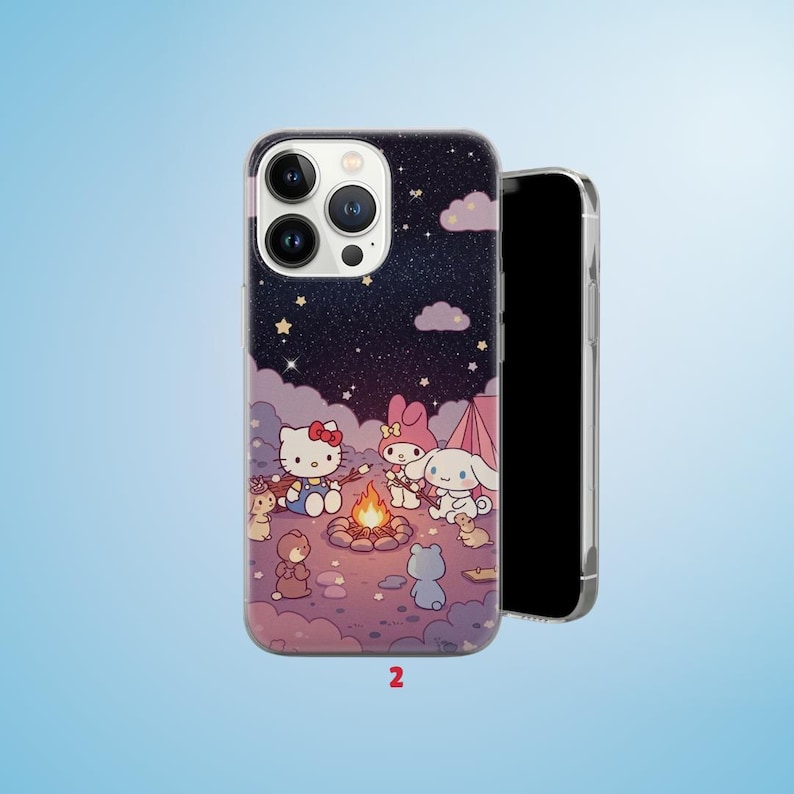 Puede incluir: Una funda de tel&eacute;fono con una escena de acampada con personajes de dibujos animados, una fogata y un cielo estrellado. La funda tiene un borde transparente y el n&uacute;mero "2" est&aacute; impreso en la parte inferior.
