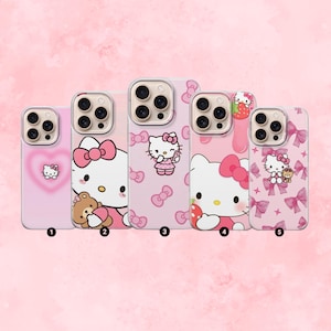 Puede incluir: Cinco fundas rosas para tel&eacute;fono con dise&ntilde;os de Hello Kitty. Las fundas muestran varias im&aacute;genes, incluyendo a Hello Kitty con un lazo, sosteniendo un oso de peluche, rodeada de lazos, sosteniendo una fresa y con una magdalena. Las fundas est&aacute;n dispuestas en fila.
