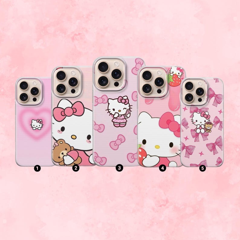Puede incluir: Cinco fundas rosas para tel&eacute;fono con dise&ntilde;os de Hello Kitty. Las fundas muestran varias im&aacute;genes, incluyendo a Hello Kitty con un lazo, sosteniendo un oso de peluche, rodeada de lazos, sosteniendo una fresa y con una magdalena. Las fundas est&aacute;n dispuestas en fila.