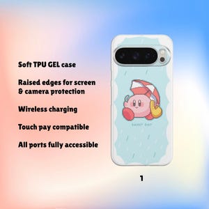 Pu&ograve; includere: Custodia bianca per telefono con un personaggio dei cartoni animati sotto un ombrello sotto la pioggia. La custodia &egrave; in gel TPU morbido, con bordi rialzati per la protezione dello schermo e della fotocamera. Supporta la ricarica wireless e il pagamento touch. Il testo "RAINY DAY" &egrave; visibile.