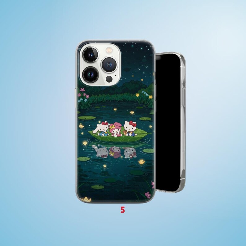 Puede incluir: Funda transparente para tel&eacute;fono con una ilustraci&oacute;n azul oscuro de un estanque nocturno, con personajes de dibujos animados en un bote. La funda tiene un fondo azul oscuro con estrellas, nen&uacute;fares y flores. El n&uacute;mero "5" es visible en la parte inferior.
