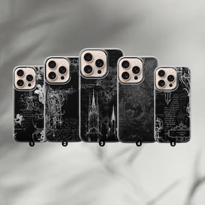 Può includere: Cinque custodie per telefono nere con disegni gotici. Ogni custodia presenta un motivo intricato diverso, tra cui elementi floreali, dettagli architettonici e scritte a mano. Le custodie sono disposte in fila.