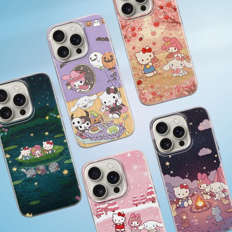Puede incluir: Una colecci&oacute;n de fundas para tel&eacute;fonos con dise&ntilde;os de dibujos animados coloridos. Las fundas presentan varios personajes y escenas, incluyendo Halloween, flores de cerezo y paisajes invernales. Cada funda tiene un dise&ntilde;o diferente, con una cubierta protectora transparente.