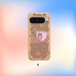 Pu&ograve; includere: Custodia per telefono con sfondo marrone con un personaggio rosa pixelato con la bocca aperta, circondato da pasticcini pixelati. La custodia ha un ritaglio per la fotocamera e il numero "5" in basso.