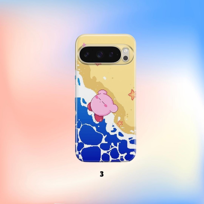 Pu&ograve; includere: Custodia per telefono gialla con una scena di spiaggia pixelata. Presenta un personaggio rosa nell'acqua, onde blu, una spiaggia sabbiosa e stelle marine. Il numero "3" &egrave; stampato in basso.