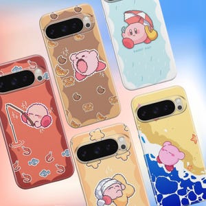 Pu&ograve; includere: Una collezione di custodie per telefoni con un personaggio dei cartoni animati rosa in vari design. Le custodie hanno sfondi diversi, tra cui una scena di giorno di pioggia, una scena di spiaggia e un motivo di pasticceria. Le custodie sono progettate per un modello di telefono specifico.
