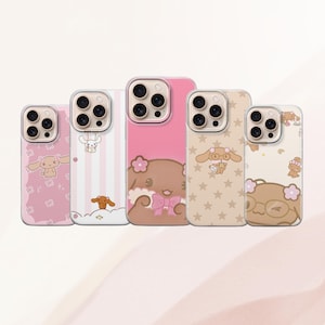 Può includere: Cinque custodie per telefono con simpatici disegni di personaggi dei cartoni animati. Le custodie presentano sfondi rosa, bianchi e beige con vari motivi, tra cui strisce, stelle e illustrazioni di personaggi. Ogni custodia ha un design diverso.
