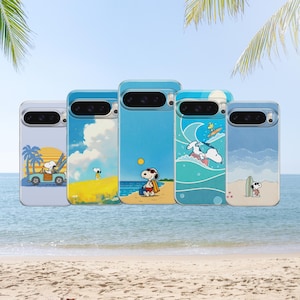Puede incluir: Cinco fundas para teléfono con diseños de Snoopy con temática playera. Cada funda presenta una escena diferente: Snoopy conduciendo un coche, en la playa y surfeando. Las fundas tienen un borde transparente y un fondo azul, con una playa y un océano de fondo.