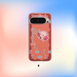 Pu&ograve; includere: Custodia per telefono color corallo con un design pixelato di un personaggio rosa che pesca. La custodia presenta un motivo ripetuto di gamberi e pesci. Il personaggio tiene una canna da pesca, con il numero "4" in basso.