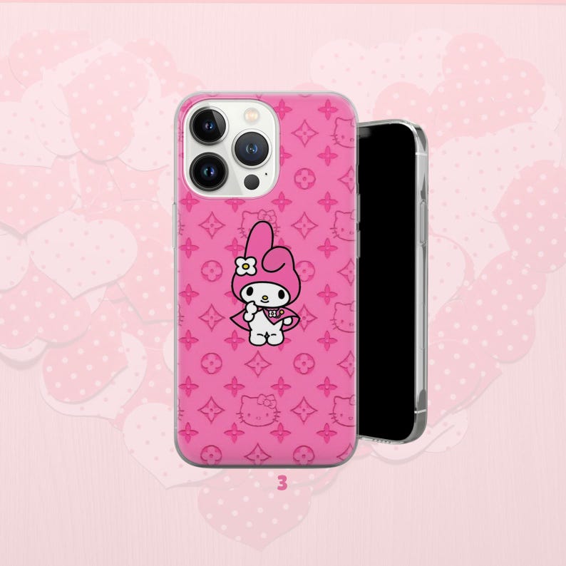 Puede incluir: Funda de tel&eacute;fono rosa con un dise&ntilde;o del personaje My Melody. La funda tiene un patr&oacute;n repetido del personaje y un logotipo. La funda del tel&eacute;fono se muestra junto a un tel&eacute;fono inteligente negro.