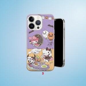 Puede incluir: Una funda transparente para tel&eacute;fono con un dise&ntilde;o de Halloween con personajes de dibujos animados. La funda tiene un fondo morado con murci&eacute;lagos, fantasmas y calabazas. El dise&ntilde;o incluye a Hello Kitty y otros personajes con disfraces de Halloween. El n&uacute;mero "3" es visible.