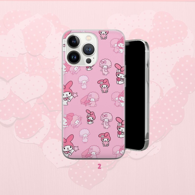 Puede incluir: Funda de tel&eacute;fono rosa con un patr&oacute;n repetido de personajes de dibujos animados. La funda tiene un borde transparente y se ve un tel&eacute;fono negro detr&aacute;s. El fondo es rosa claro con formas de coraz&oacute;n.
