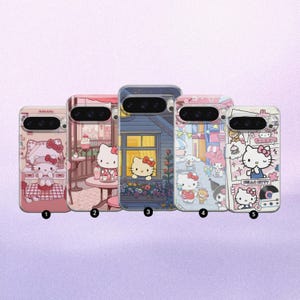 Può includere: Cinque custodie per telefono con disegni di Hello Kitty. Ogni custodia presenta una scena diversa, tra cui un bar, una casa con una finestra e un fumetto. Le custodie sono in vari colori, tra cui rosa, blu e bianco.