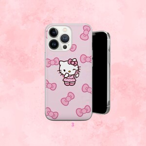 Puede incluir: Funda de tel&eacute;fono rosa con dise&ntilde;o de Hello Kitty, con lazos y el personaje sosteniendo un tel&eacute;fono. La funda tiene un fondo rosa claro con patrones de lazos rosas repetidos. Un tel&eacute;fono es visible a la derecha.