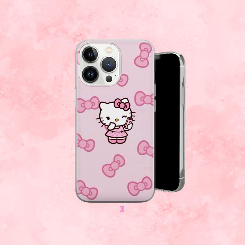 Puede incluir: Funda de tel&eacute;fono rosa con dise&ntilde;o de Hello Kitty, con lazos y el personaje sosteniendo un tel&eacute;fono. La funda tiene un fondo rosa claro con patrones de lazos rosas repetidos. Un tel&eacute;fono es visible a la derecha.