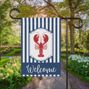 Coastal Lobster Garden-vlag: nautisch marineblauw gestreept welkom