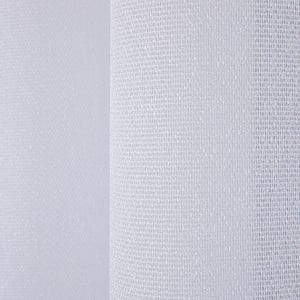 Pode incluir: Um tecido de cortina branco com uma textura de malha fina e semitransparente com dobras verticais. O material exibe um padr&atilde;o de tecelagem leve e consistente que cria sombras e reflexos sutis na superf&iacute;cie do t&ecirc;xtil pendurado.