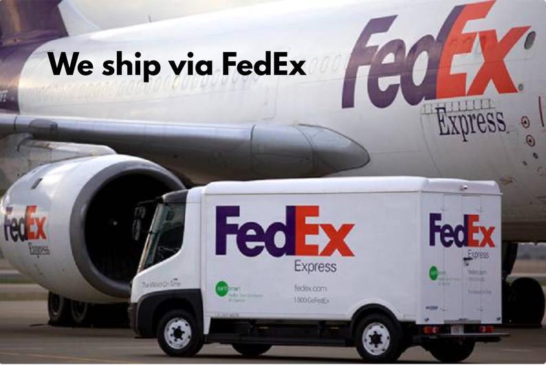 Pode incluir: Um avi&atilde;o de carga FedEx Express branco com marca roxa e laranja estacionado na pista. Em primeiro plano, um caminh&atilde;o de entrega FedEx Express branco com logotipos roxos e laranjas est&aacute; posicionado em frente ao grande motor a jato.