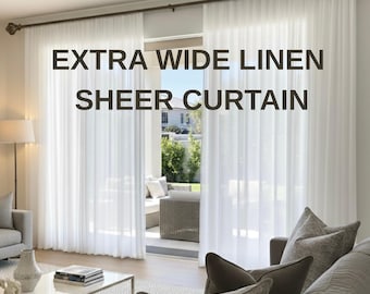 Pode incluir: Cortinas de linho branco extra largas e transparentes penduradas numa vara de metal escuro sobre uma grande porta de correr de vidro. O tecido leve e semitransparente deixa passar a luz natural, criando um aspeto suave e arejado.