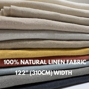 Può includere: Una pila di tessuto di lino piegato in vari colori neutri, tra cui crema, beige e grigio, con tocchi di giallo e ruggine. Il testo "100% NATURAL LINEN FABRIC" e "122" (310CM) WIDTH" è visualizzato sul tessuto.