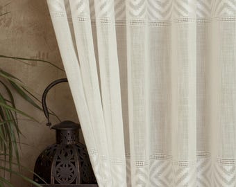 Pode incluir: Um painel de cortina transparente em branco sujo com riscas verticais e faixas horizontais de bordado geométrico branco intrincado. O tecido tem uma textura visível e o design inclui padrões repetitivos de diamantes e chevron.