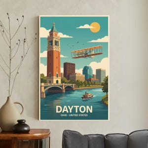 Könnte beinhalten: Ein Reiseplakat im Vintage-Stil von Dayton, Ohio, mit einem hohen Backsteinturm, einer Brücke über einem Fluss und einem Doppeldecker am Himmel. Das Plakat hat eine Retro-Ästhetik mit sonnigem Himmel und dem Text "DAYTON, OHIO - UNITED STATES".
