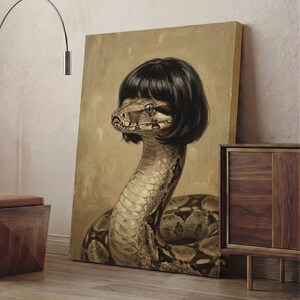 Può includere: Stampa su tela raffigurante un serpente con un taglio a caschetto nero. Il serpente è raffigurato in uno stile realistico con squame dettagliate e una tavolozza di colori neutri. L'opera d'arte ha un'estetica vintage.