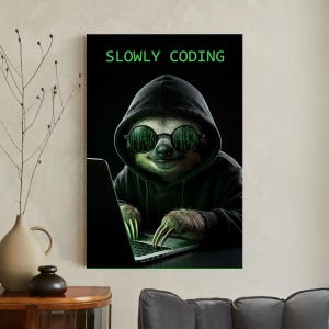 Könnte beinhalten: Gerahmter Kunstdruck mit einem Faultier in einem schwarzen Kapuzenpullover und Brille, das an einem Laptop arbeitet. Der grüne Text "SLOWLY CODING" steht oben. Das Bild hat einen schwarzen Hintergrund und hängt an einer Wand.